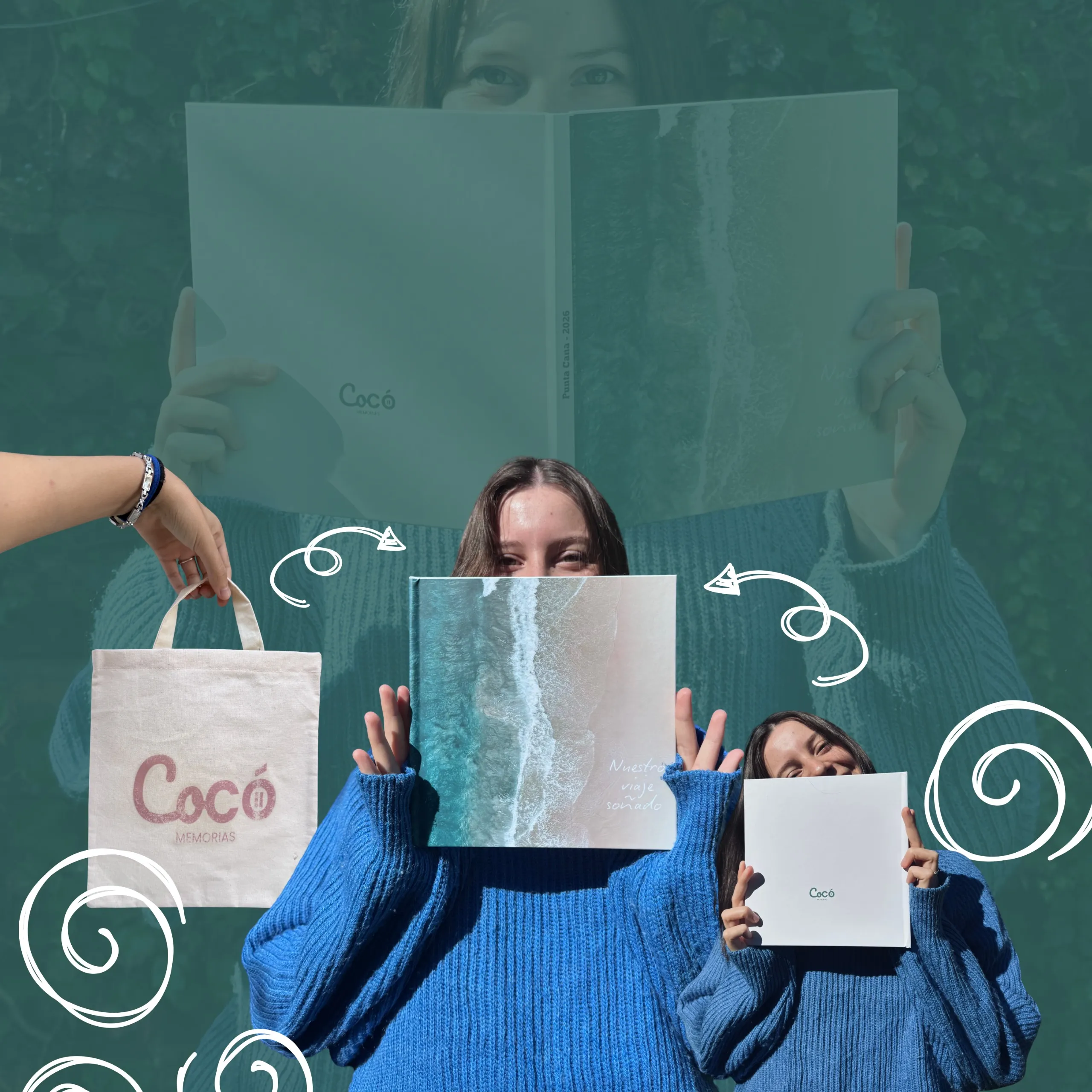 Carolina mostrando un fotolibro de tapa 'Nuestro viaje soñado', una bolsa de tela de Cocó y un mini fotolibro, entre dibujos decorativos sobre fondo verde