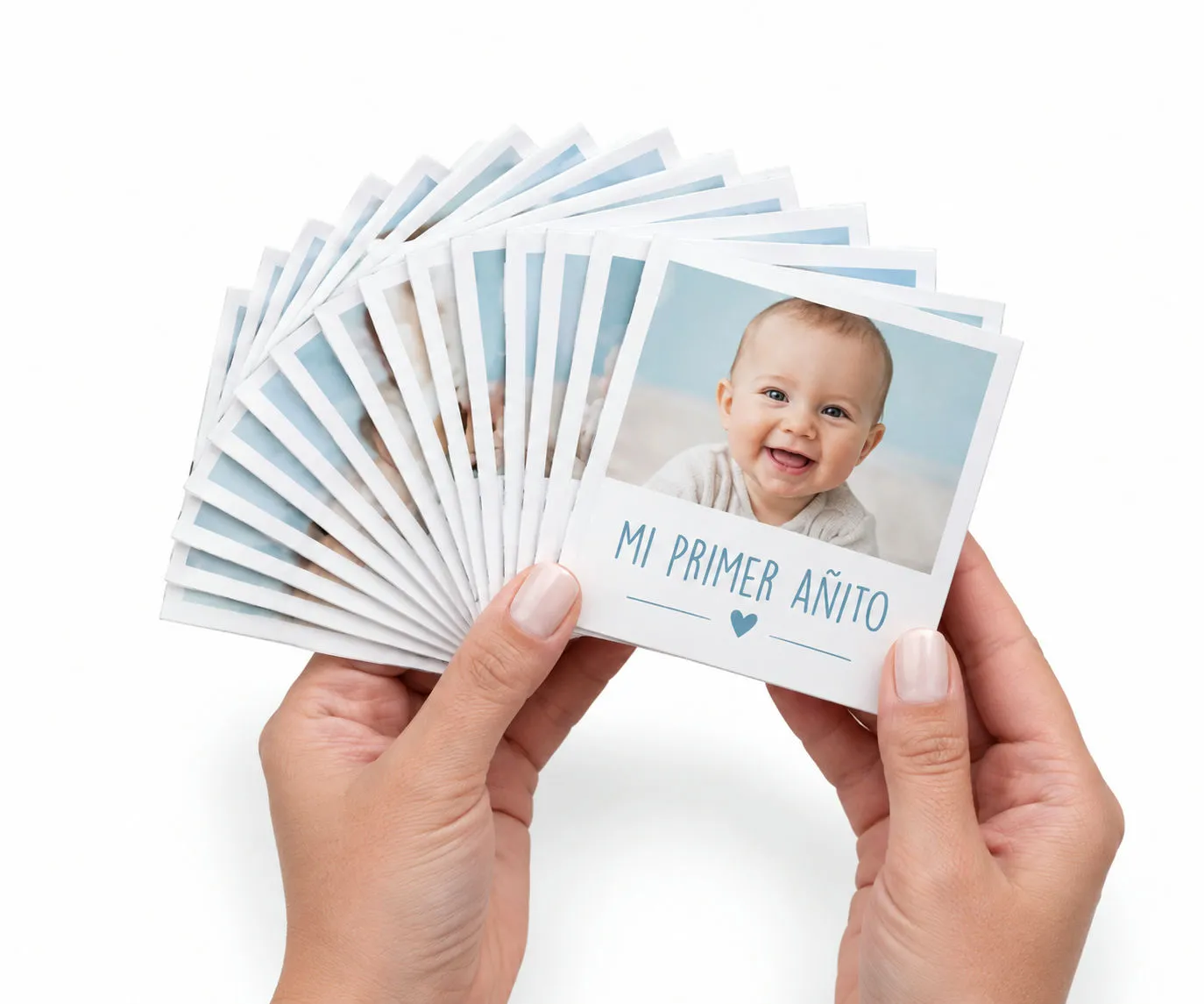 Dos manos sosteniendo en abanico los doce mini fotolibros iguales; el de adelante dice Mi primer añito