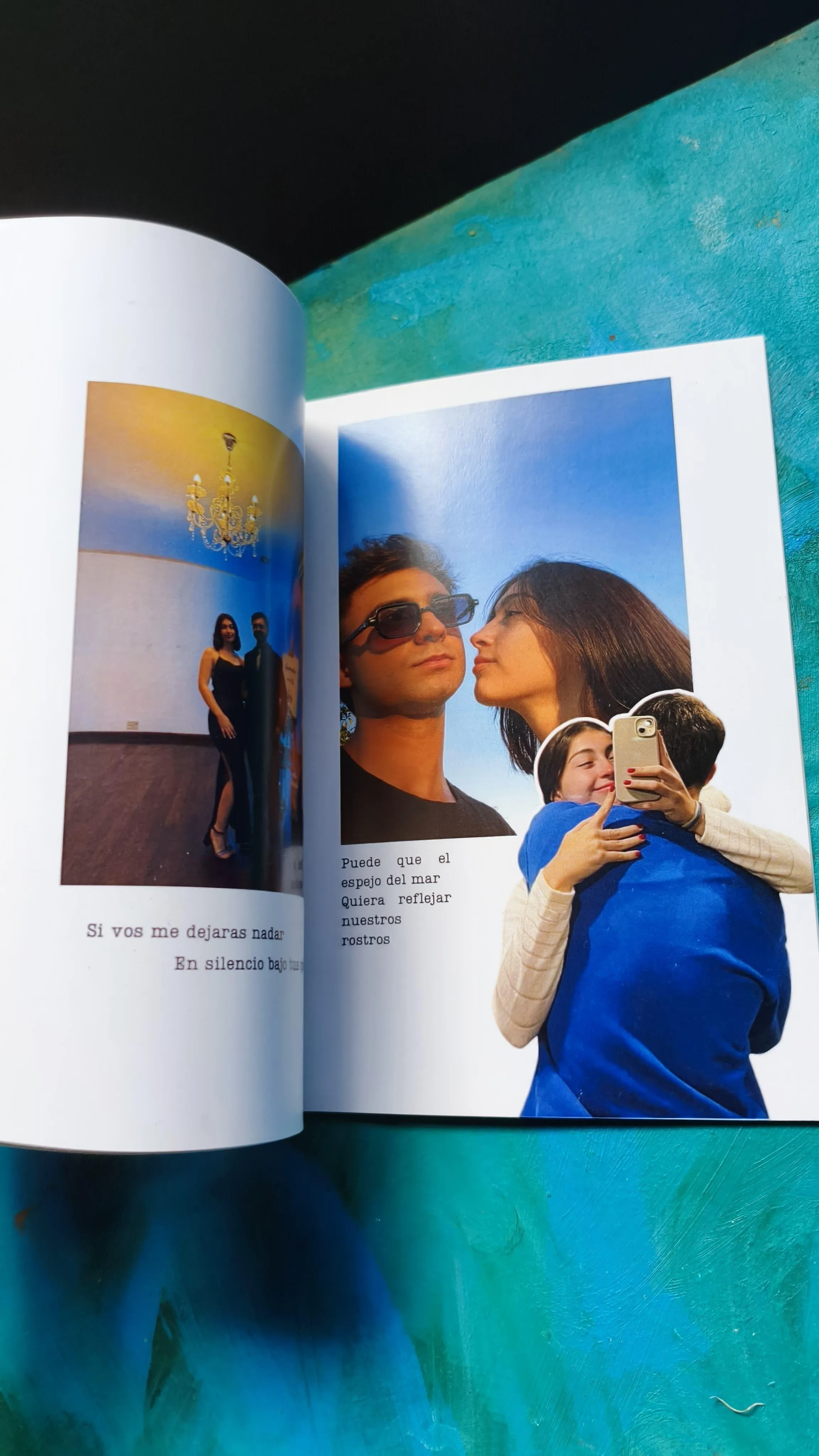 Fotolibro abierto sobre una pared turquesa, con fotos de una pareja y su texto