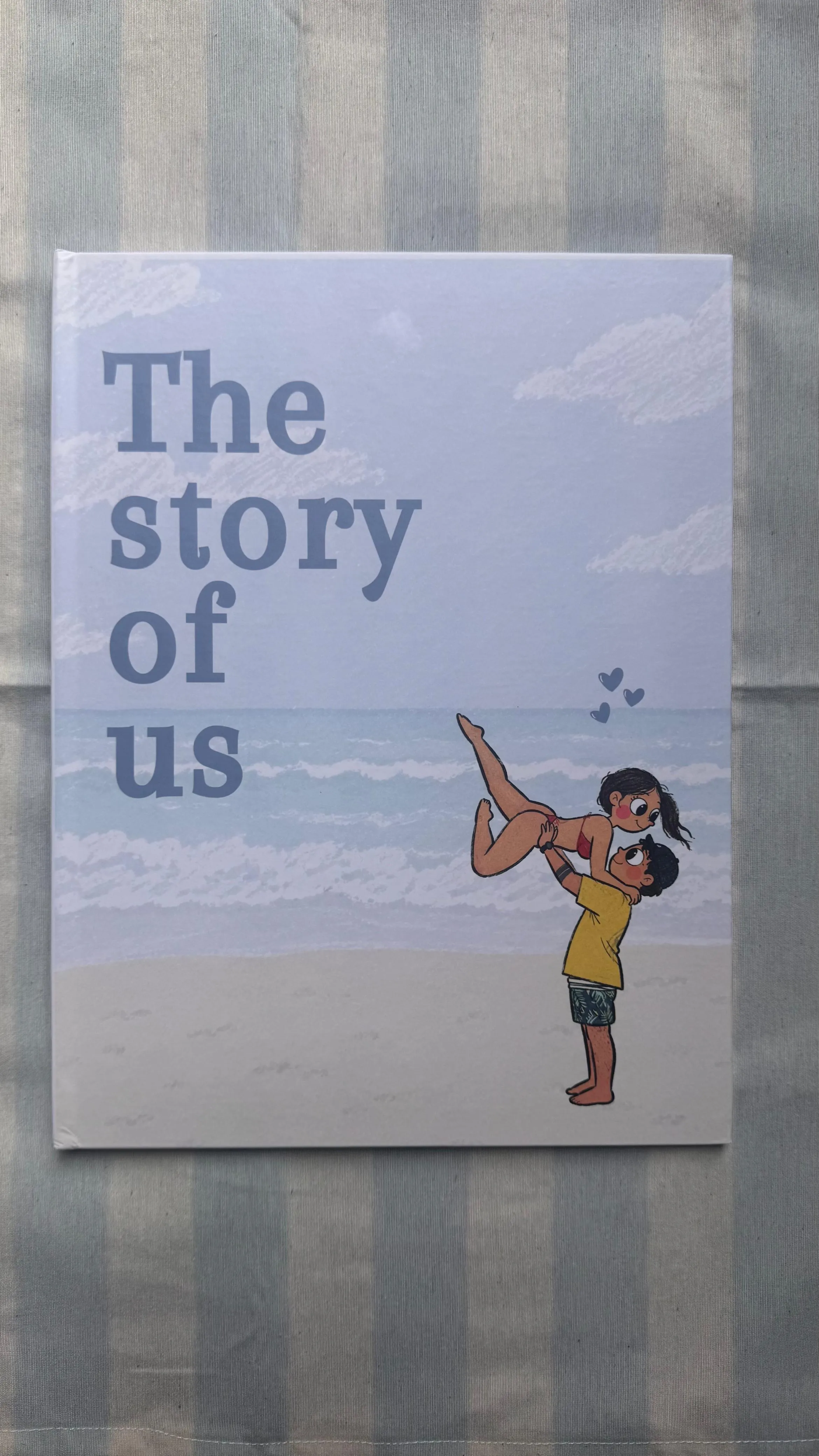Páginas de un fotolibro con fotos de una pareja en distintas épocas
