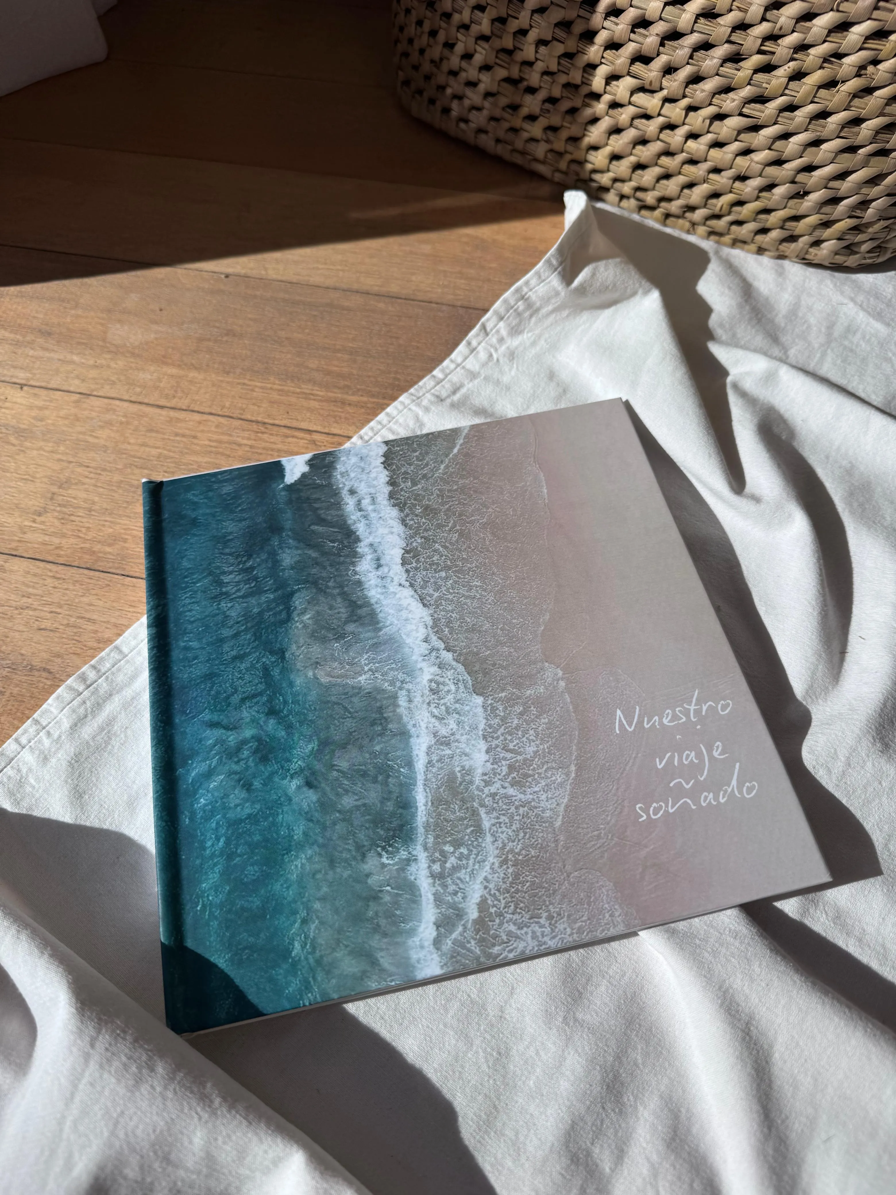 Fotolibro de tapa dura con una foto de mar en la portada y el título Nuestro viaje soñado
